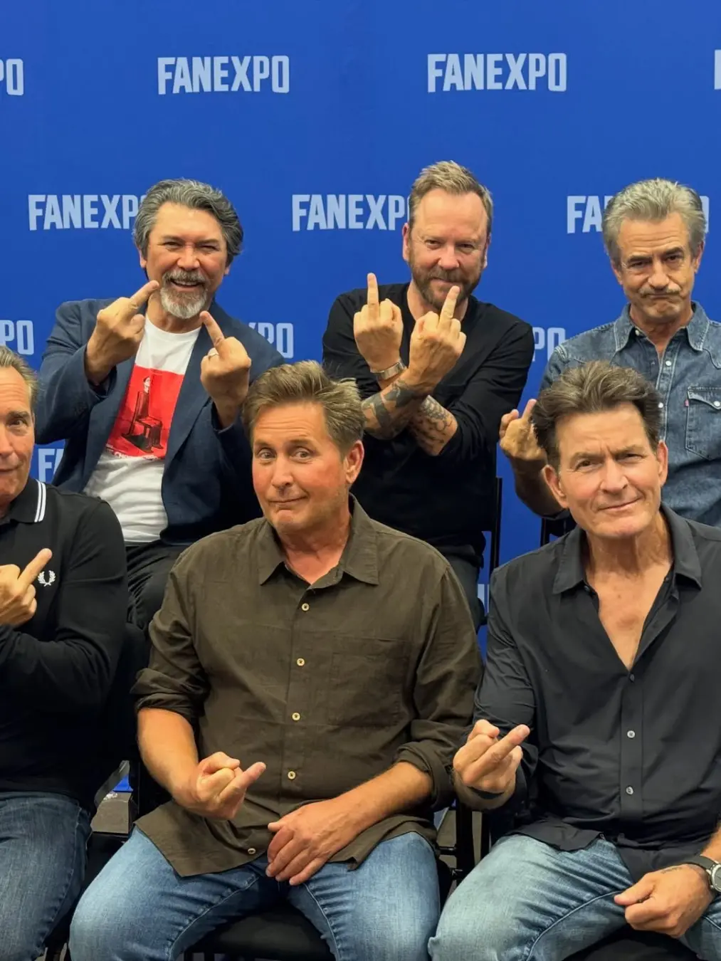 Lou Diamond Phillips postou uma foto com Charlie Sheen, Emilio Estevez, Casey Siemaszko, Kiefer Sutherland e Dermot Mul…