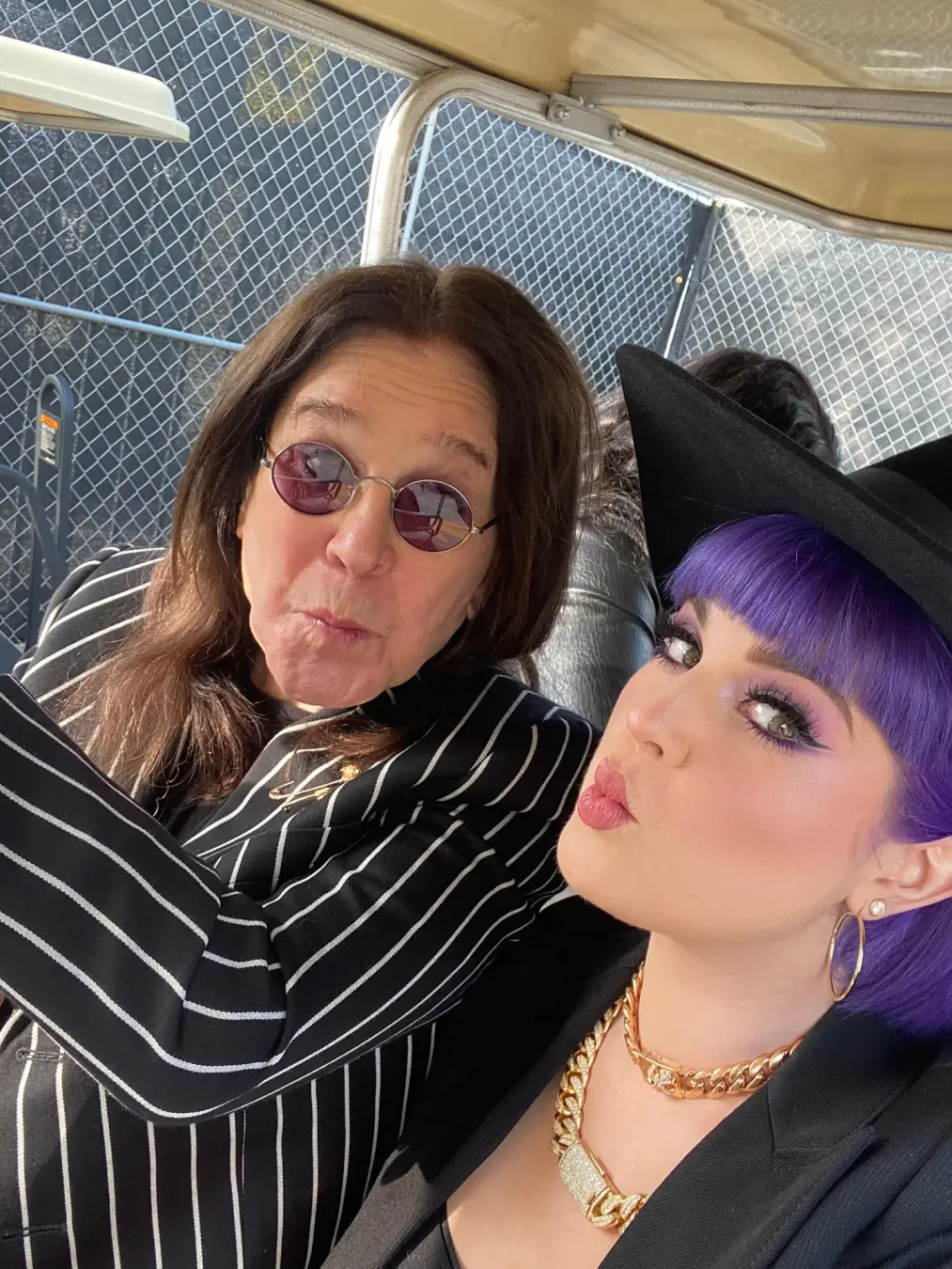 Kelly Osbourne compartilhou o último recado do pai Ozzy em um podcast. É pesado ouvir essas mensagens finais, mostra o …
