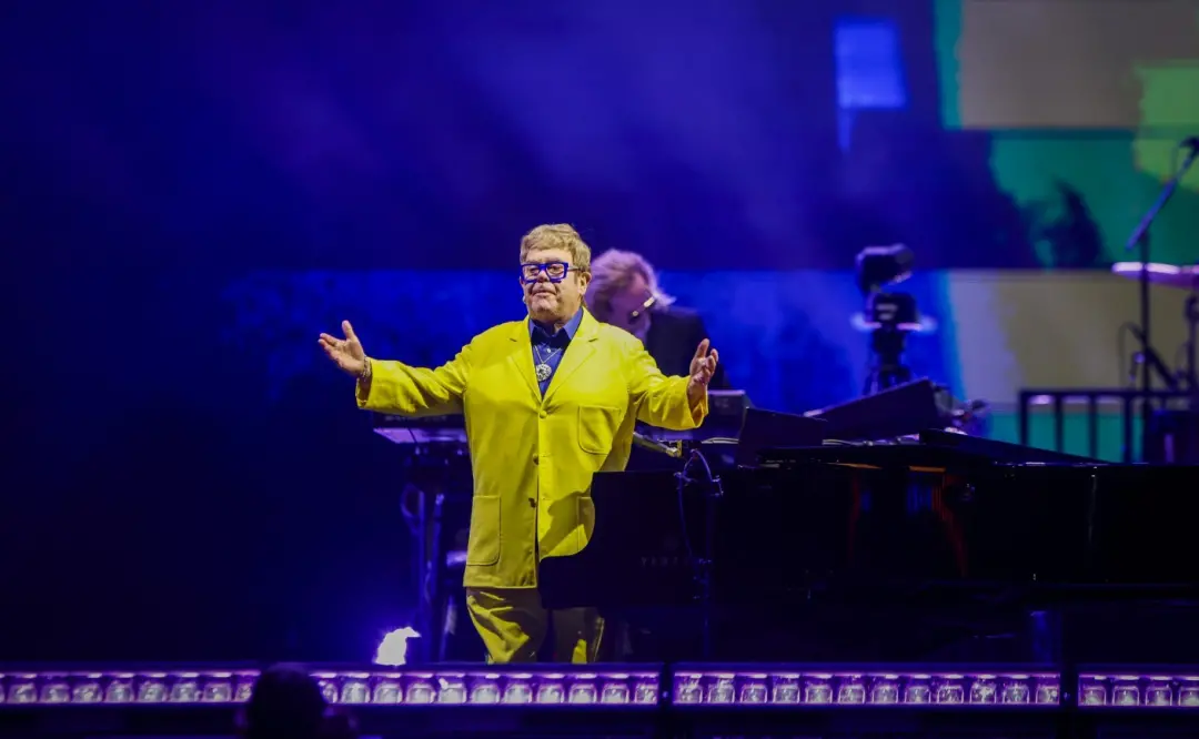 Elton John fez shows depois de anunciar a aposentadoria, tipo os de caridade e festas. Ele tem shows agendados na Cidad…