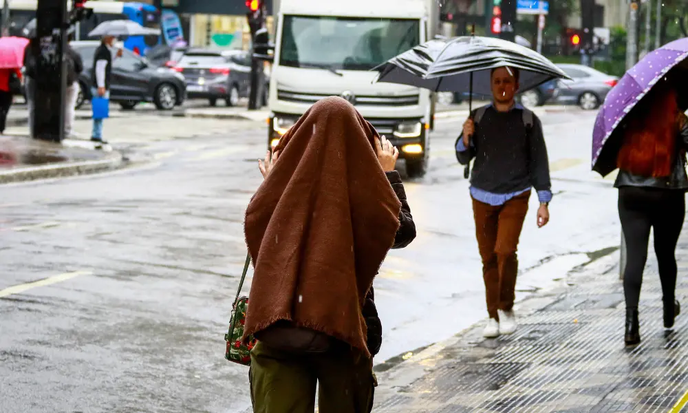 São Paulo amanheceu terça com temperaturas baixas, chegando a 10,7°C no sul, mas a chuva perde força aos poucos. O frio…