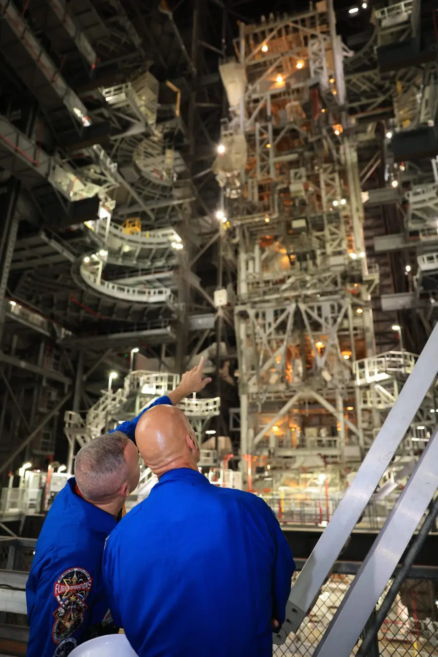 Kennedy Space Center em 2 de setembro de 2026. Randy Bresnik e Luca Parmitano viram o avanço do propulsor sólido da mis…