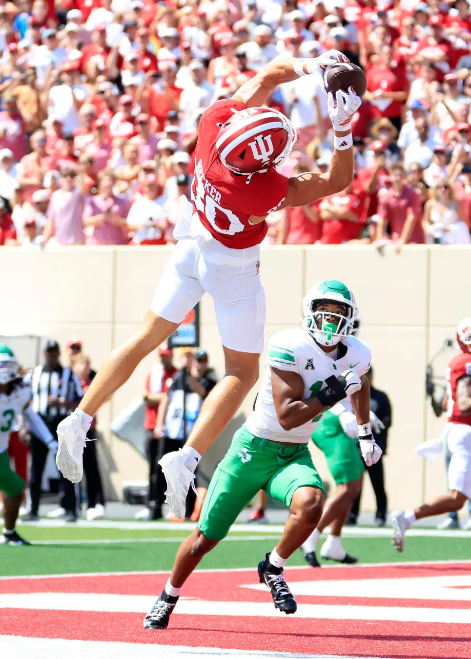 Texas venceu Ohio State por 21 pontos no quarto período, trocando de lugar com os Buckeyes no topo do AP Top 25. É dece…
