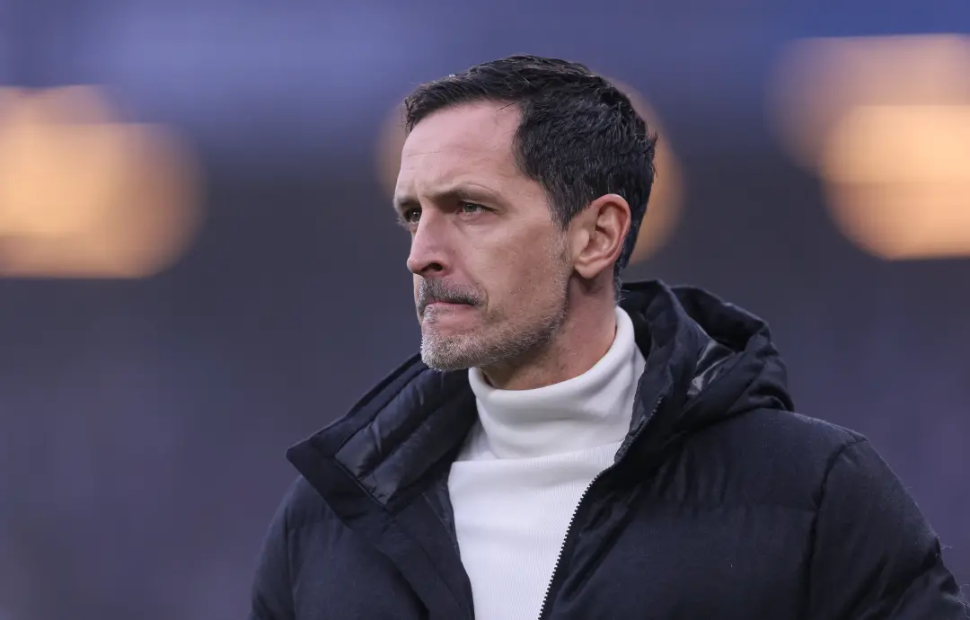 Lens demiti Dino Toppmöller após seis jogos na Ligue 1. A decisão foi comunicada pois ele não aceitou mudanças na organ…