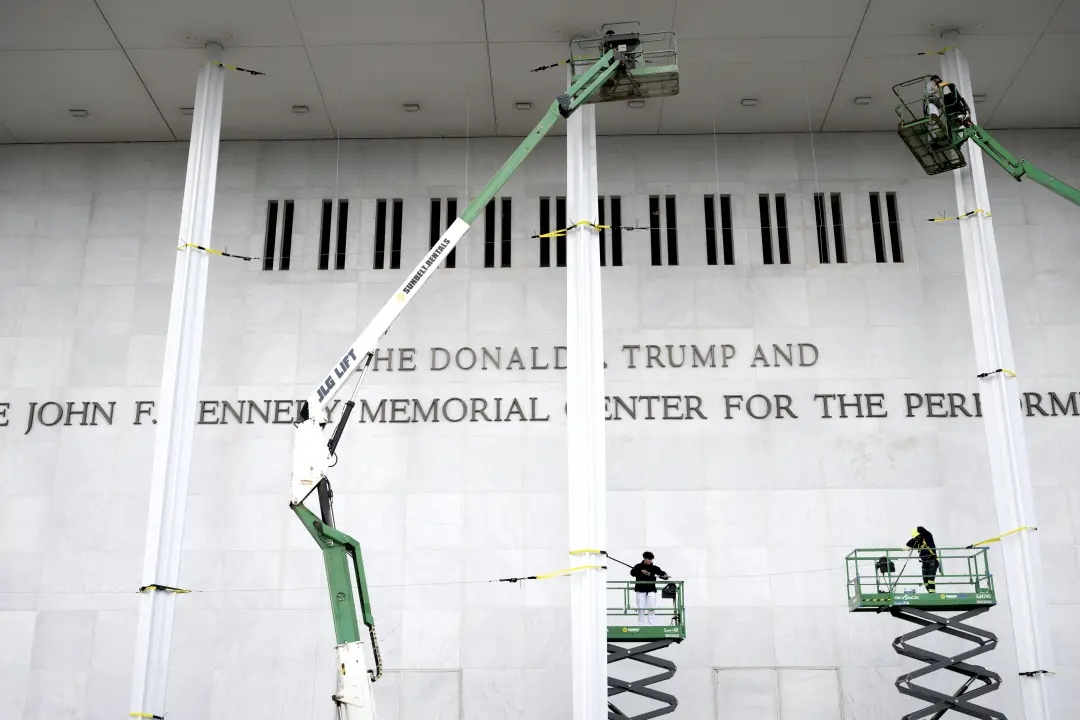 Kennedy Center bloqueia nome de Donald Trump na fachada, decisão de um juiz federal. Isso mostra que mesmo em locais gr…