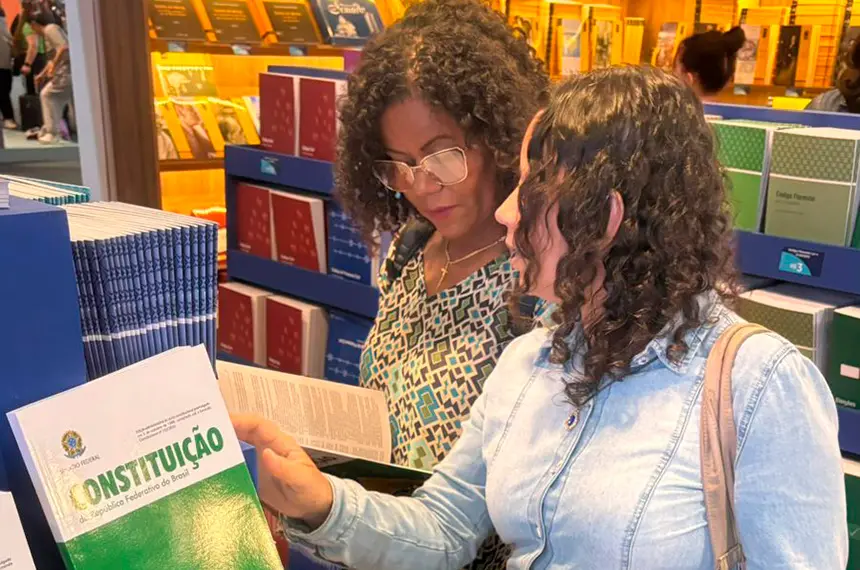Mais de 20 mil livros vendidos na Bienal de São Paulo pela Livraria do Senado. A Constituição Federal esgotou as 2,4 mi…