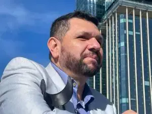 Oswaldo Eustáquio registrou candidatura a deputado federal pelo Paraná. Ele tá fora do país e tem processos sérios envo…