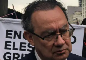 Augusto Cury conversando com pessoas na calçada da Avenida Paulista enquanto no STF a discussão entre ministros era de …