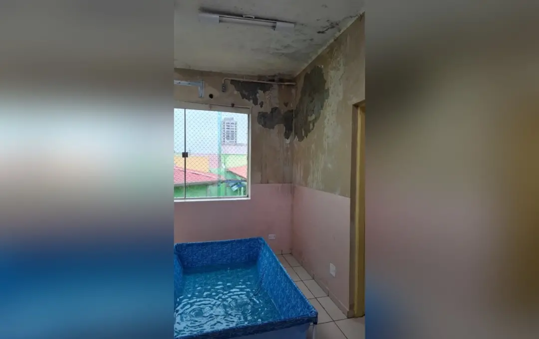 Escola em Itapetininga usa piscina de plástico para recolher água de goteiras no teto. Isso mostra um descaso enorme co…
