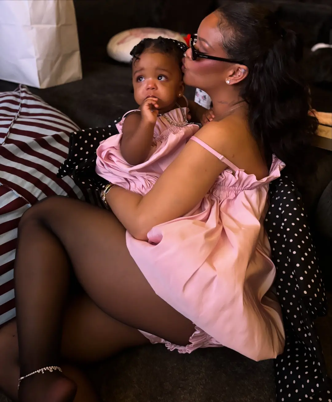 Rihanna e Rocki gêmeas no primeiro aniversário usaram looks rosa da Dior. Gosto da delicadeza do momento, um vislumbre …