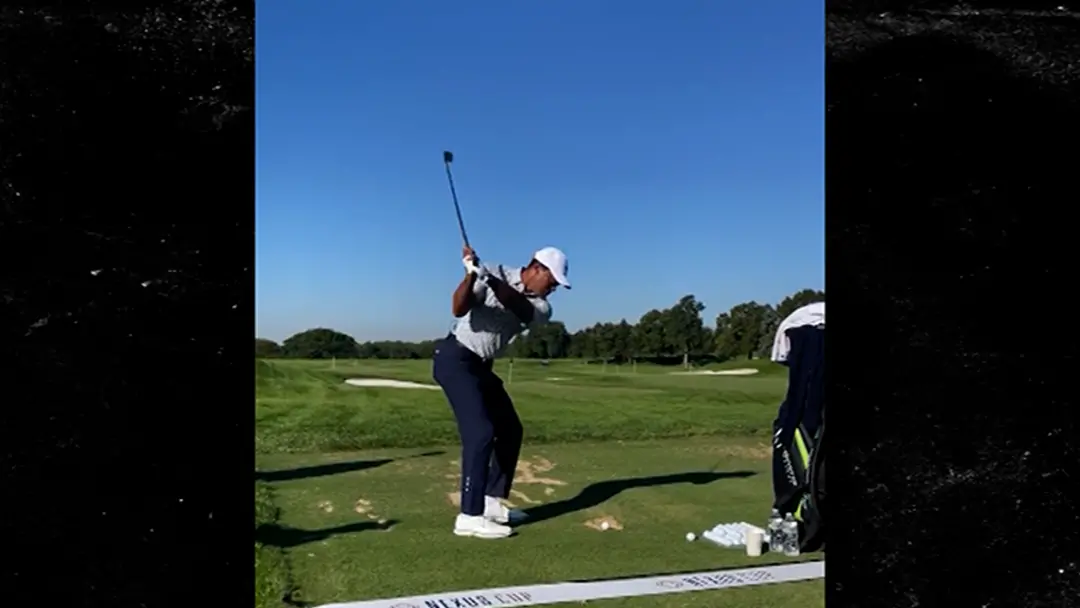 Tiger Woods bateu bolas no driving range do Liberty National Golf Club depois do acordo sobre o caso de DUI. Isso mostr…