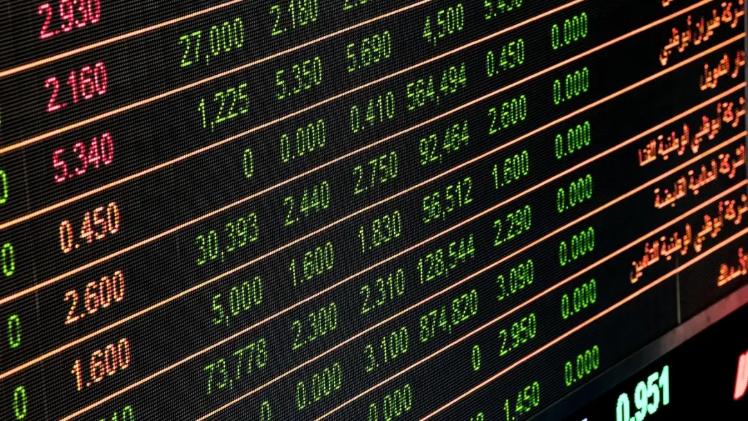 Petróleo acima de US$ 100 gerou queda nas bolsas europeias, como o FTSE 100 em Londres, enquanto o risco diminui. A alt…