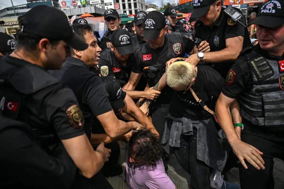 Cerca de 150 pessoas foram presas em Istambul ao protestarem contra a repressão LGBTQIA+ na Turquia. Prender manifestan…