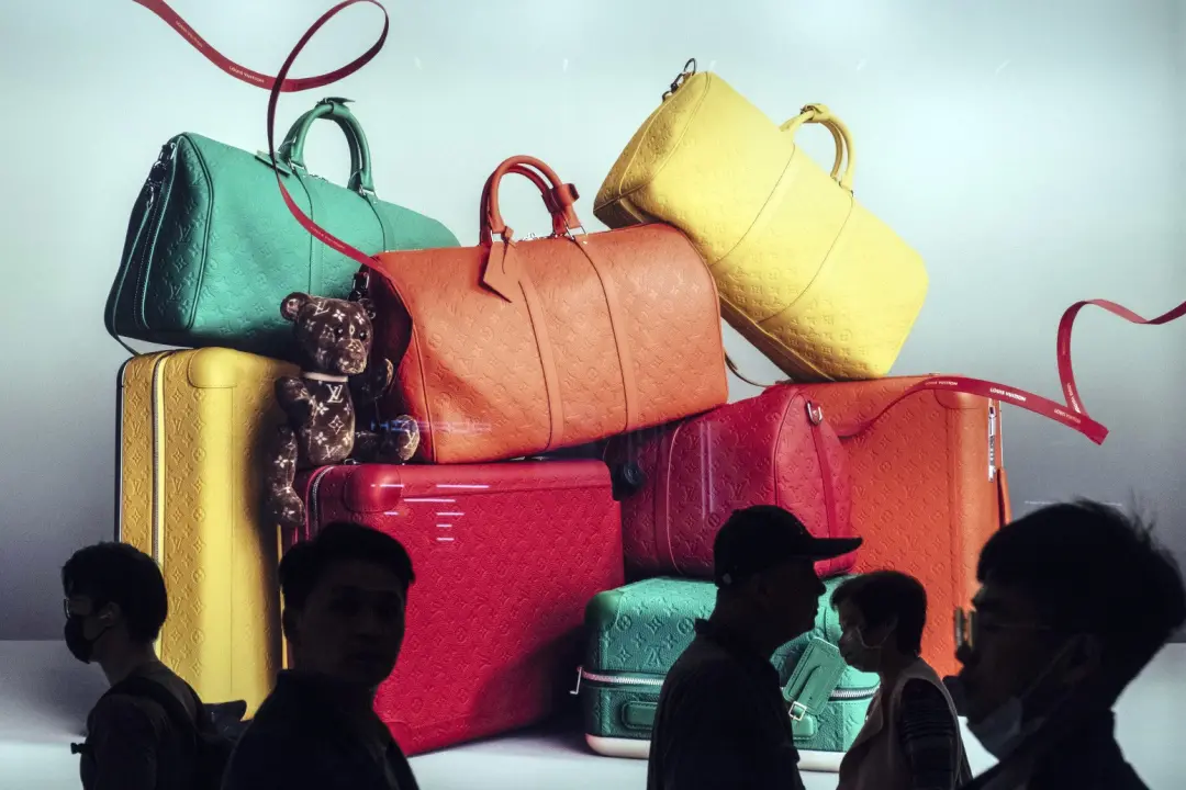 LVMH, dona da Louis Vuitton, saiu do grupo das 10 maiores empresas da Europa, com o valor de mercado caindo para 201 bi…