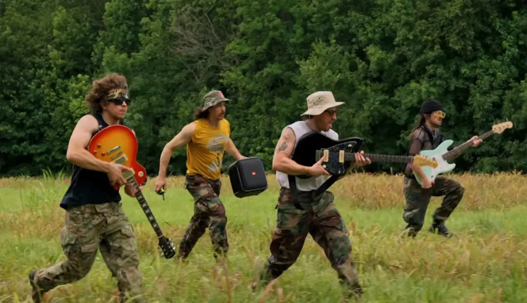 Nashville Indie-Rockers Lombardy usou roteiros de filmes de guerra clássicos para gravar o clipe Bazooka, onde os músic…