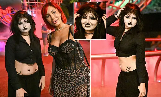 Sophia Abraham, filha de Farrah Abraham, 17 anos, mostrou tatuagens e piercings em evento de Halloween. A aparência del…