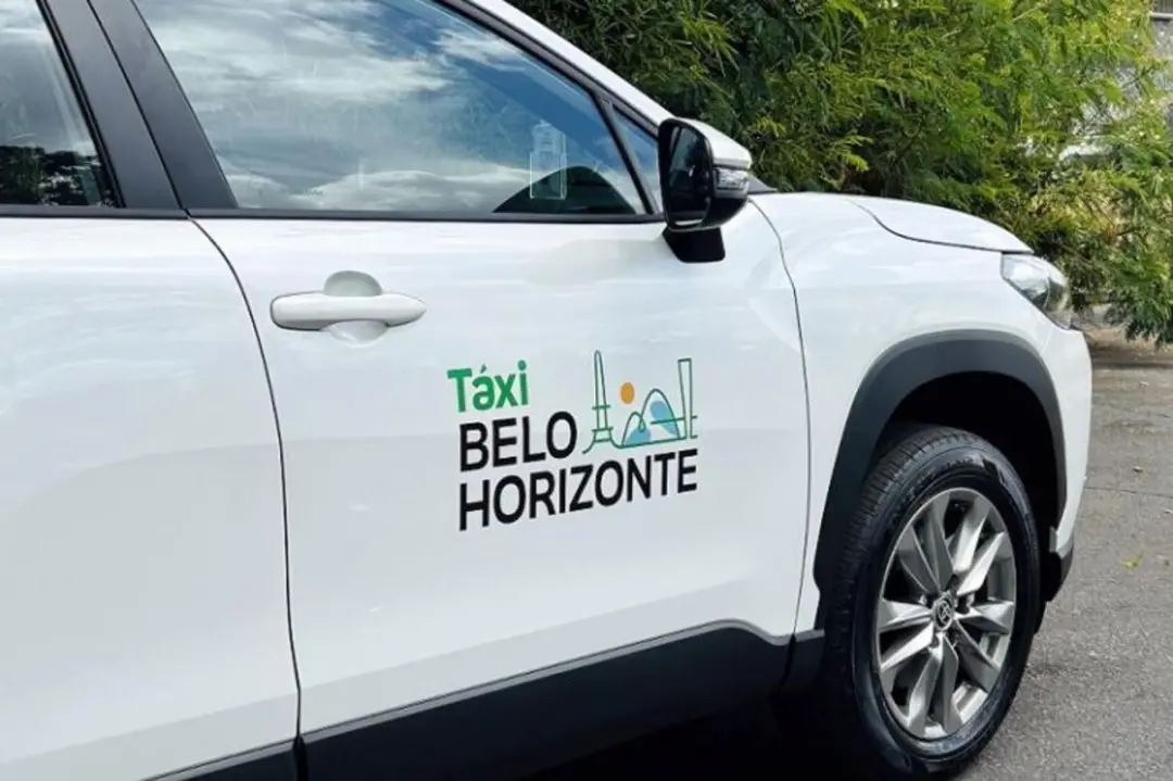 BH atualiza regras, autorizando táxis de sete lugares e reorganizando o táxi-lotação no eixo Afonso Pena. Isso muda o f…