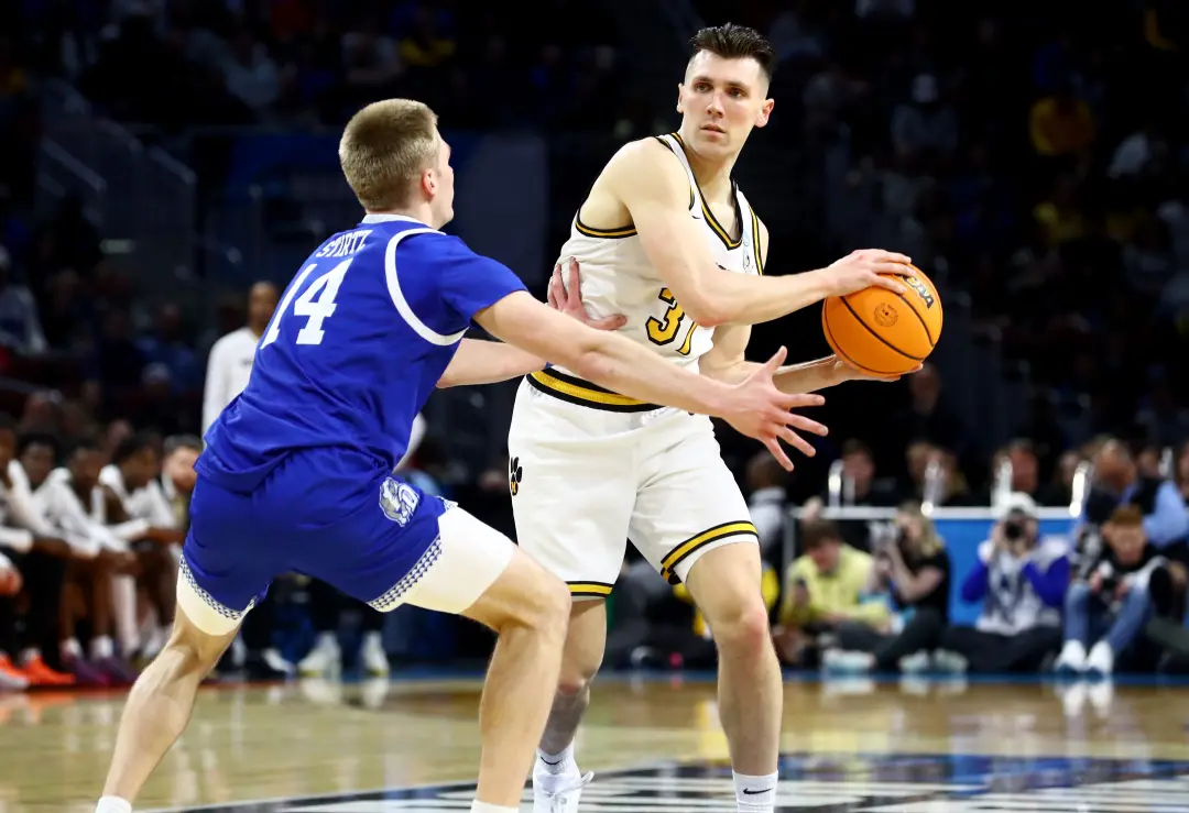 Caleb Grill foi contratado pelos Boston Celtics com um contrato para o treinamento. Ele entra na disputa por uma das va…