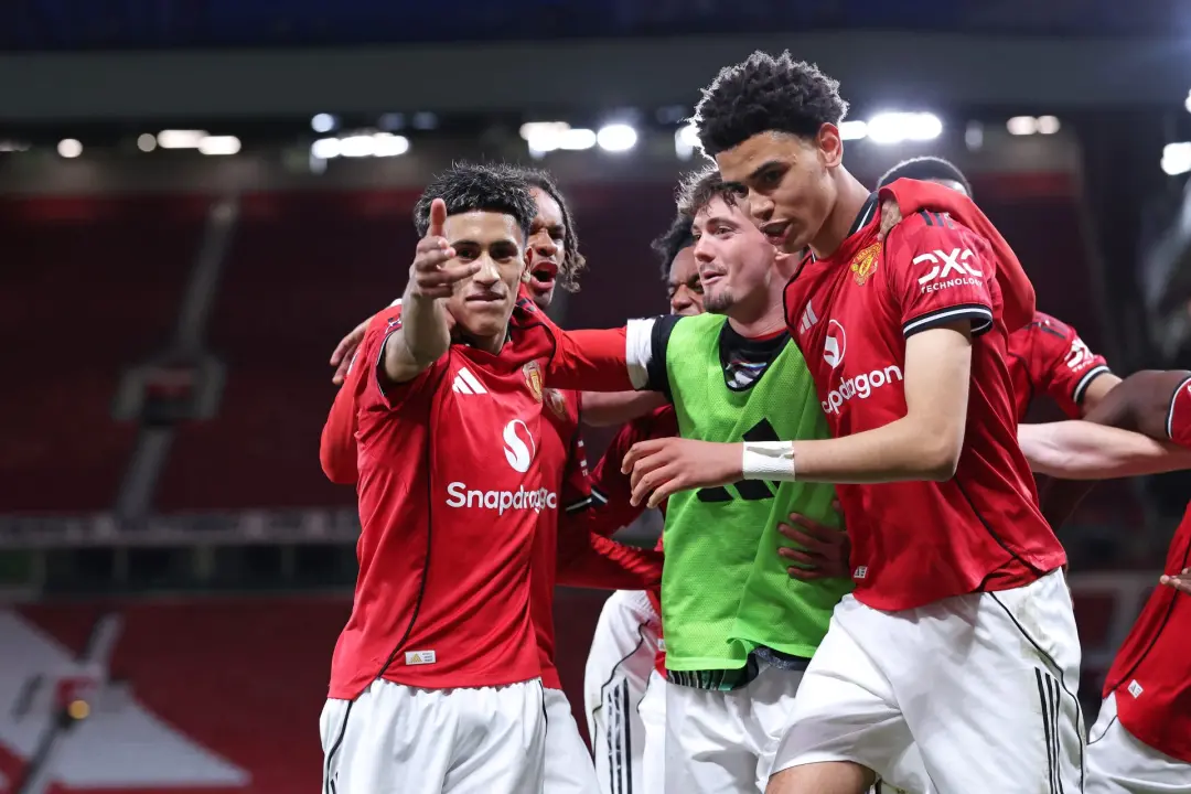 JJ Gabriel, talento da academia do Manchester United, está em disputa por Real Madrid e Barcelona após pedir transferên…