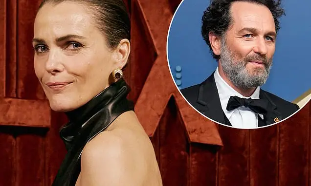 Keri Russell usou um ferro de $359 para fixar as raízes e Matthew Rhys recebeu óleo botânico de $56. A atenção aos deta…