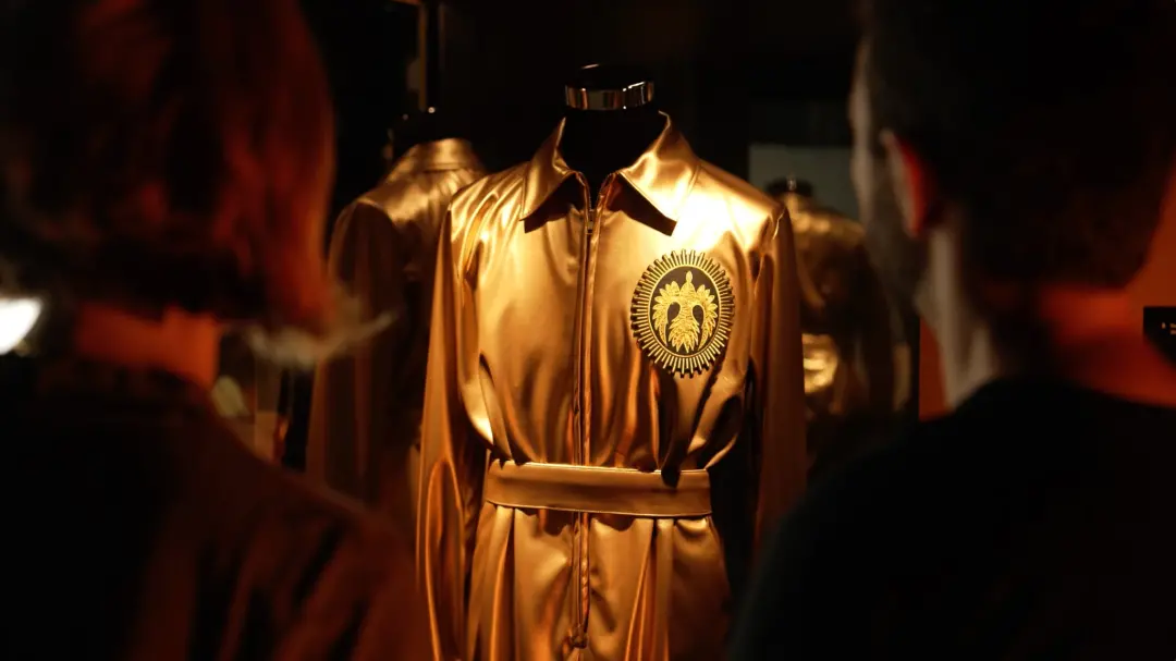 Casa Amatller em Barcelona mostra o Dalí cibernético com um traje de explorador dourado de 1958. A exploração da arte c…