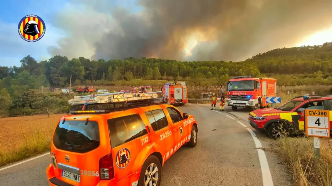 Incêndio incontrolável em Tuéjar afeta a Reserva de Biosfera do Alto Turia. Quatorze meios aéreos e várias equipes terr…