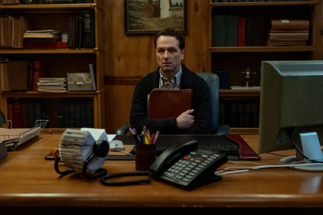 Em 2026, series como La maldición de Widow’s Bay e The Pitt venceram nos Emmy, mas a noite teve pouca variedade nos pre…