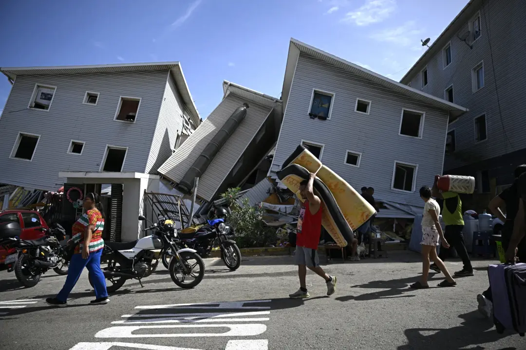 La Guaira, na Venezuela, tem escolas vazias depois de dois terremotos, que deixaram mais de 6.500 mortos. A retomada é …