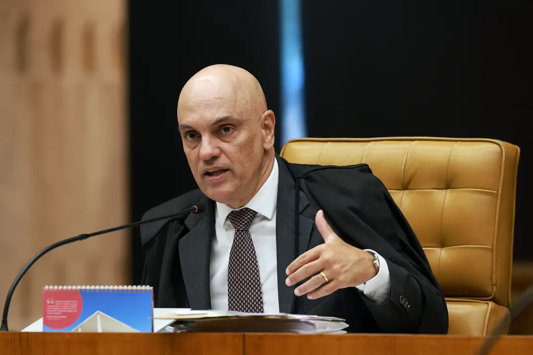 Ministros Moraes e Mendonça trocaram acusações durante a sessão do STF, onde Moraes apontou que Mendonça pediu para col…
