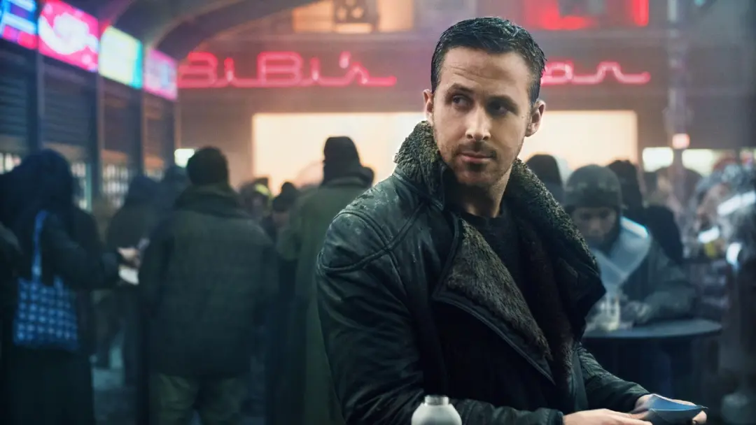O casaco de Ryan Gosling de Blade Runner 2049 e o blaster de Harrison Ford estão entre 300 itens a leiloar. O mercado d…