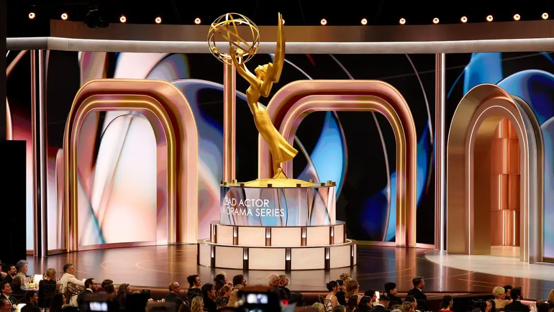John Mulaney teve fala censurada durante as Emmys no Peacock Theater e executivos comentaram sobre o sucesso da Apple c…