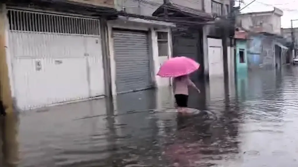 Casas com até um metro de água na Zona Leste de São Paulo. A água subiu de novo na Vila Seabra, e o apoio tá sendo só e…