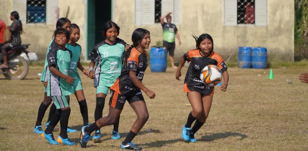 Mulheres Xikrins estão disputando futebol na Terra Indígena Trincheira Bacajá, no Pará. A competição mostra como o espo…