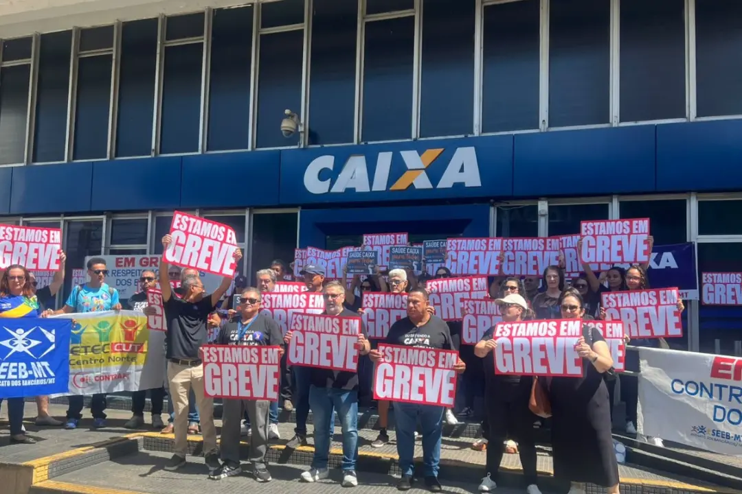Em Cuiabá, agências da Caixa estão fechadas porque os funcionários estão em greve desde quinta. A categoria rejeitou a …
