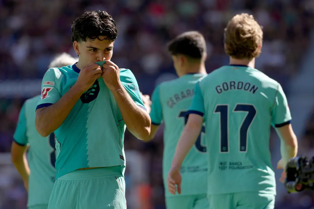 Barcelona joga contra Racing Santander no Nou Camp, com Christensen começando e Martin no banco. A mudança mostra a bus…