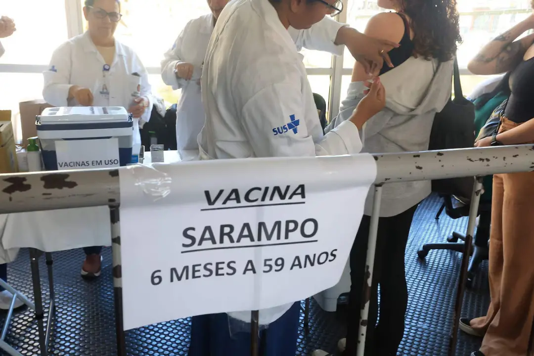 Quatro novos casos de sarampo em São Paulo, com 36 confirmações em 2026, mostrando que o esquema vacinal incompleto ain…