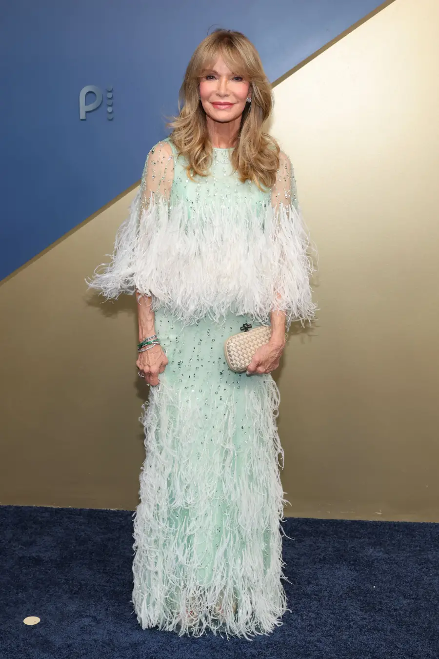 Jaclyn Smith reusou o vestido do casamento do filho nos Emmys 2026, seguindo um estilo que lembra Kate Middleton. É leg…