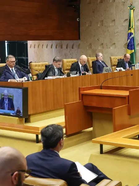 STF retoma sessão. A retomada traz o peso de decisões que tocam na essência do nosso direito. É um momento onde a ponde…