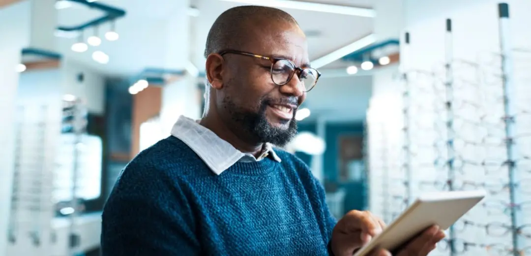 GlassesUSA permite navegar por marcas próprias e designers diferentes no mesmo local, diferente de outros varejistas on…