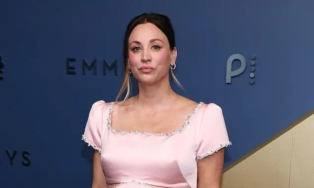 Kaley Cuoco usou um iluminador de 30 dólares com tratamento a led e blush rosa duplo no look dos Emmys. A beleza sempre…
