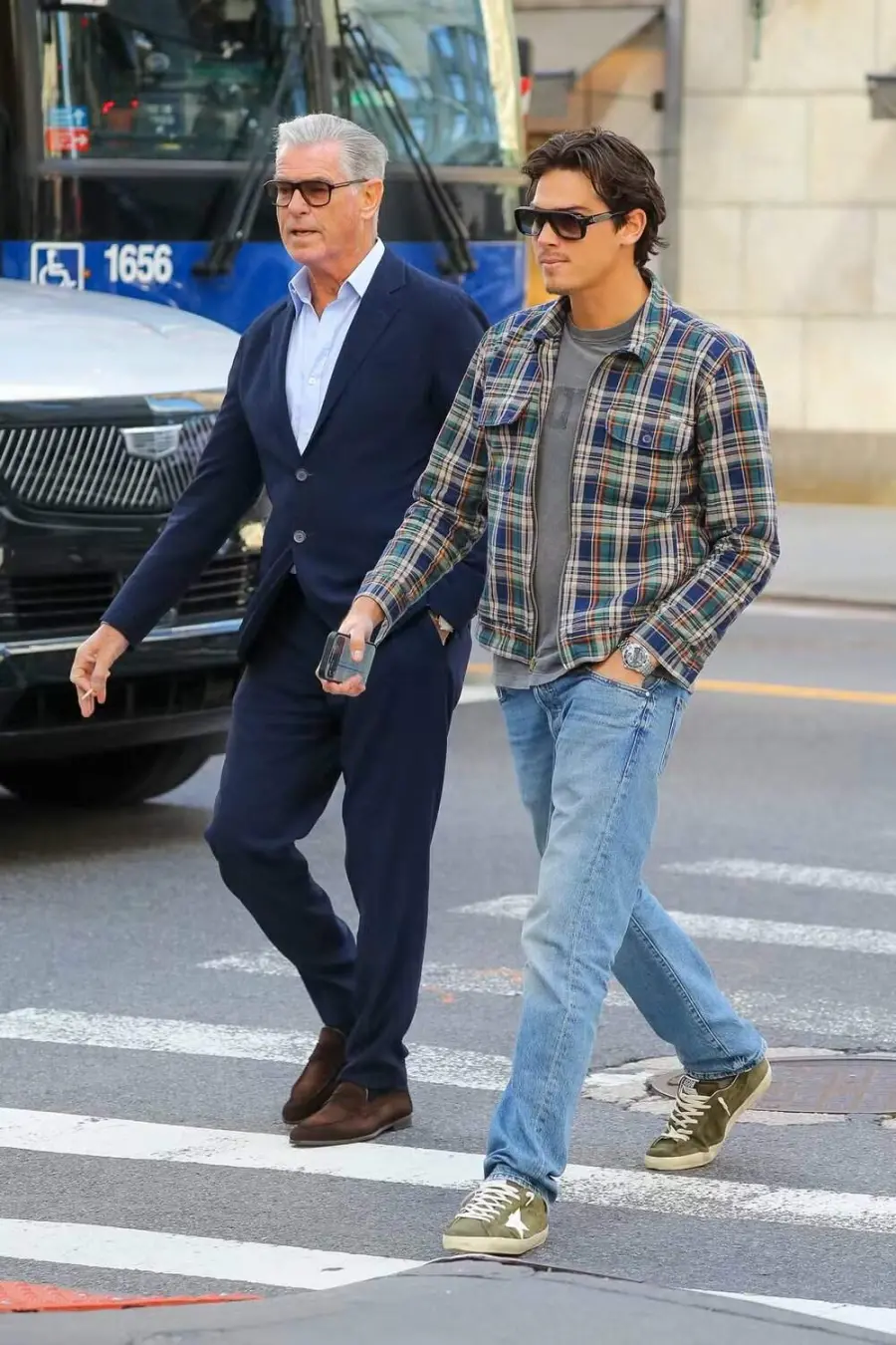 Pierce Brosnan e Paris Brosnan foram vistos caminhando em Nova York com Paris de jeans e casaco flanelado. A presença d…