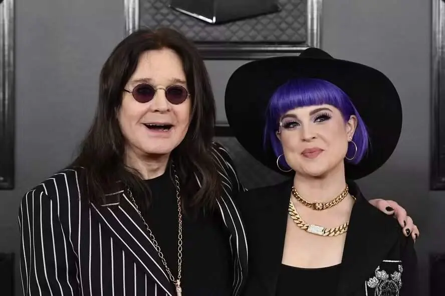 Kelly Osbourne teve uma recaída no alcoolismo após a morte do pai Ozzy Osbourne em julho de 2025. A dor do luto a deixo…