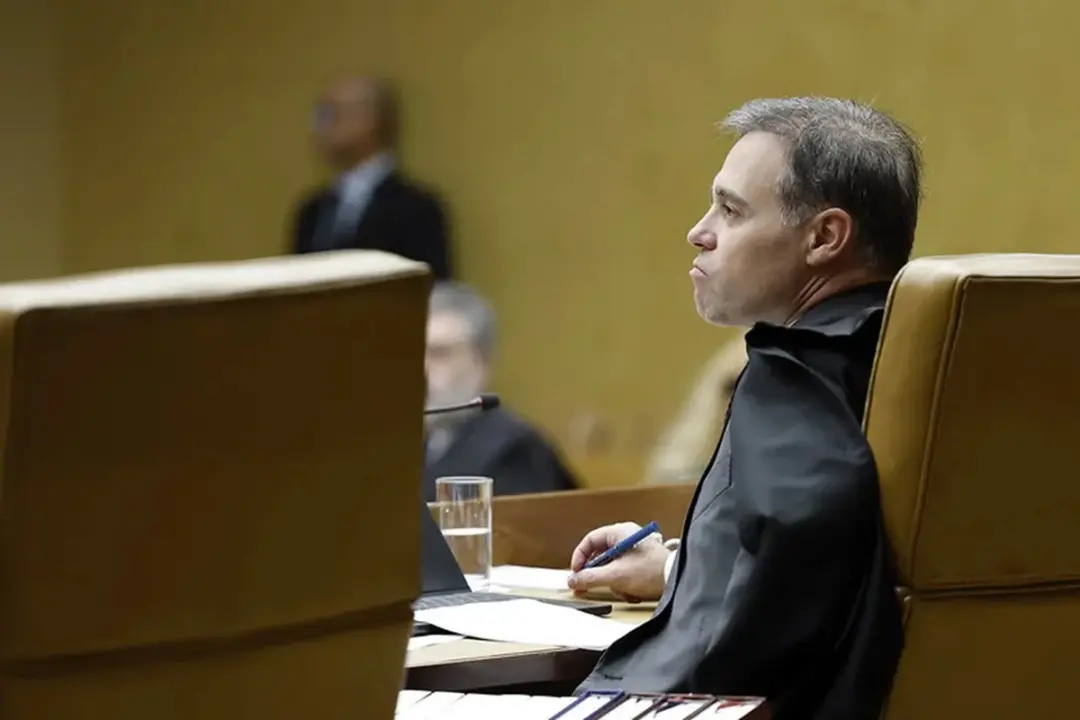 Supremo Tribunal Federal expõe a anomalia de uma sociedade que chega ao julgamento antes de chegar à prova. O ambiente …
