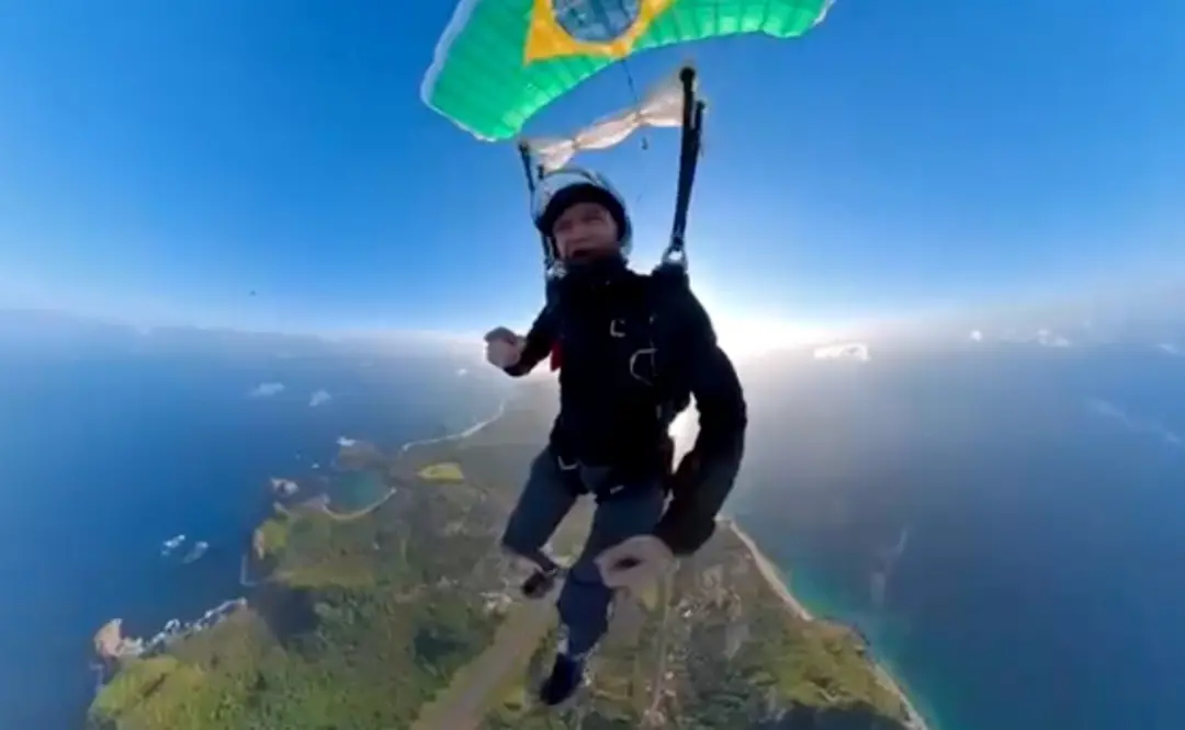 Fernando de Noronha recebeu Waldonys, que comemorou 54 anos com um salto de paraquedas a 12 mil pés. É incrível ver a c…