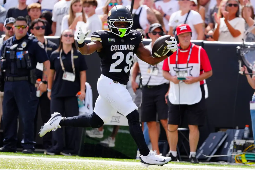 Oklahoma State levou o Oregon, classificado como No 6, pra perder no futebol universitário. Isso mudou as projeções, at…