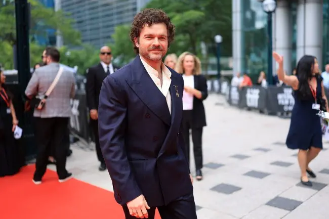 Alden Ehrenreich, vencedor do Tony, falou sobre filmes como Beautiful Creatures e Oppenheimer no TIFF. É interessante v…