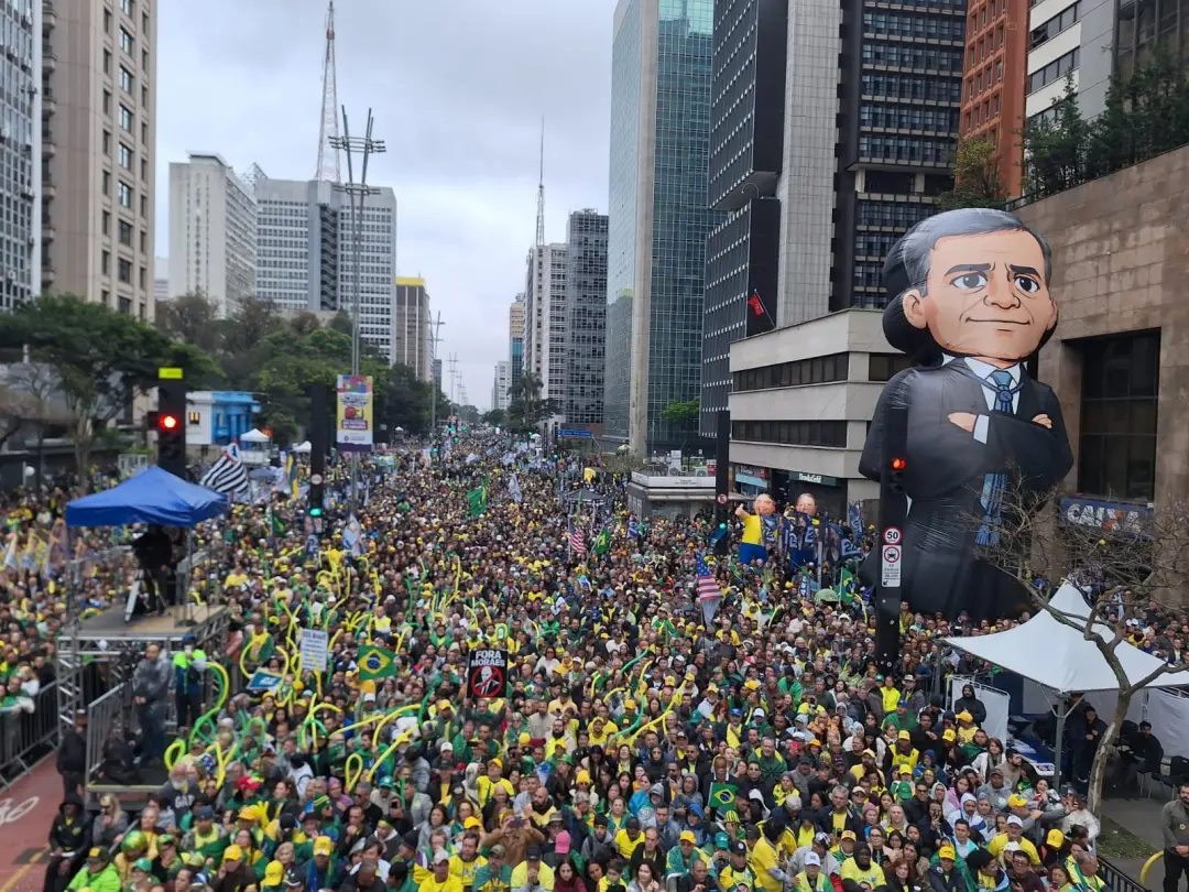 Gilmar Mendes usou o termo pixuleco para atacar André Mendonça durante a sessão do STF. Essa expressão, ligada a propin…