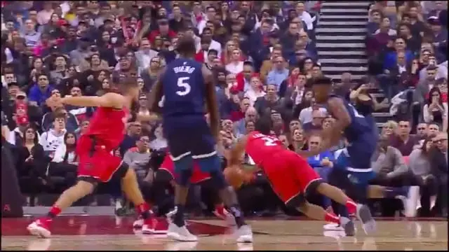 Kawhi mergulha para roubar bola sem nem olhar. Falta de atenção é um risco que afeta todos os tipos de negócio, não só …