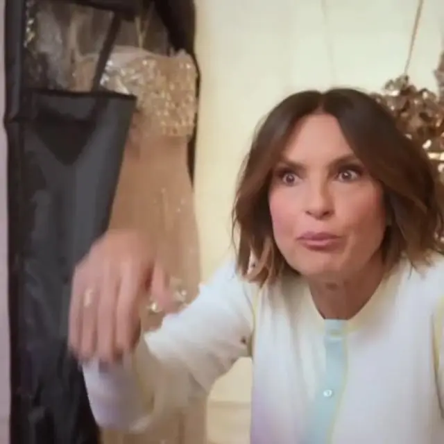 Mariska Hargitay e Jalen Brunson abriram o Emmy Awards. É interessante ver como a arte e o esporte cruzam palcos, traze…