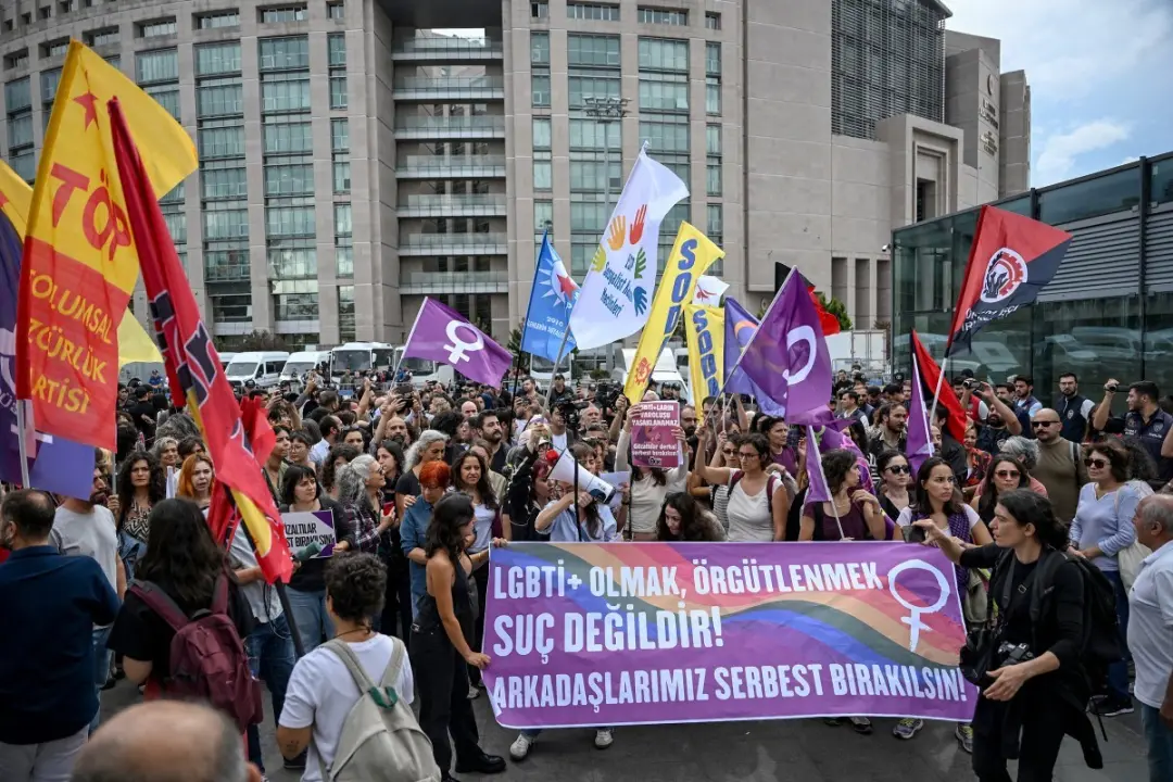 Dezenas de manifestantes foram presos em Istambul por protestarem contra a repressão LGBTQIA+ na Turquia. A polícia cer…