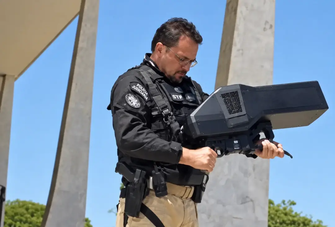Um drone sem autorização foi derrubado pela Polícia Judiciária enquanto sobrevoava o STF em Brasília. A segurança lá fo…